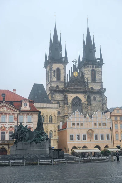 Eglise gothique Notre-Dame avant Tyn sur la Place de la Vieille Ville dans un centre de Prague — Photo