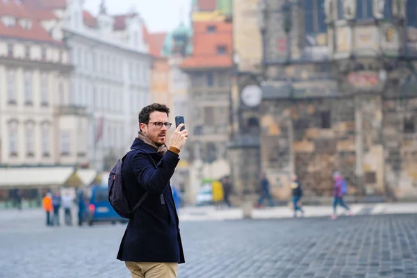 관광은 프라하의 센터에 오래 된 시 광장에 쏘고 — 스톡 사진