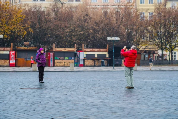 Toeristische schiet op oude stadsplein in het centrum van Praag — Stockfoto