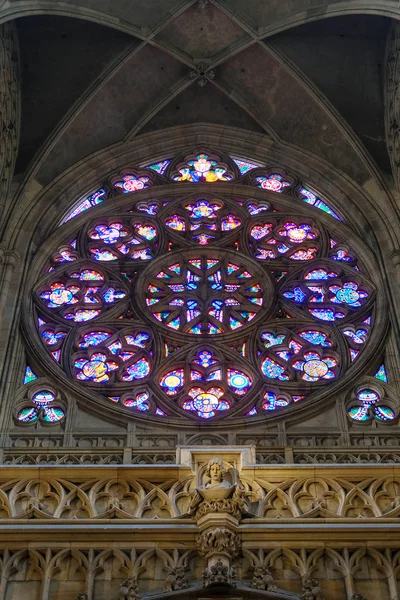 在布拉格城堡圣维特大教堂彩绘玻璃 — 图库照片