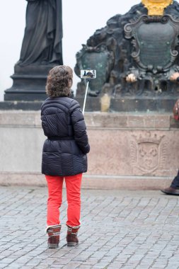 turist fotoğraf Charles Köprüsü'nde Prag'da yapar.