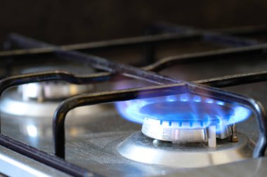 Mutfak gaz sobası üzerinde ateş