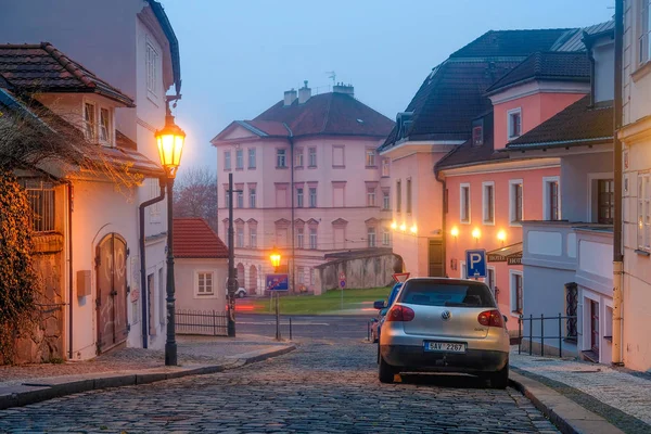 Autos auf einem Parkplatz im Zentrum von Prag — Stockfoto