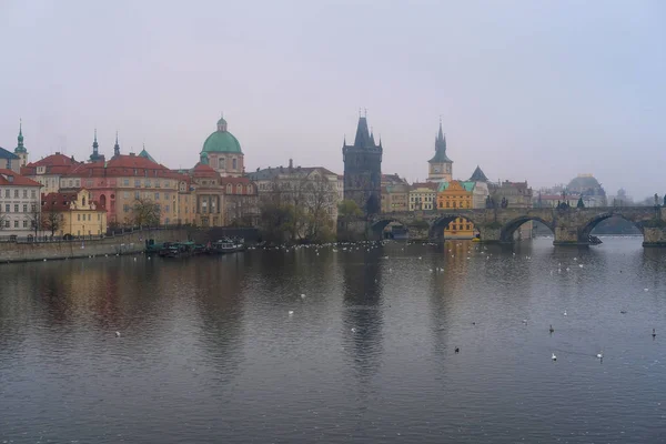 Brouillard matinal sur la rivière Vltava à Prague — Photo