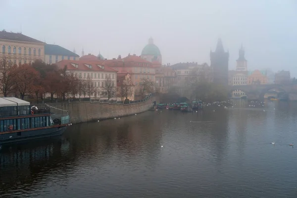 Brouillard matinal sur la rivière Vltava à Prague — Photo