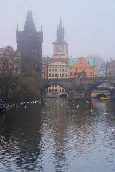 Nevoeiro da manhã no rio Vltava em Praga — Fotografia de Stock