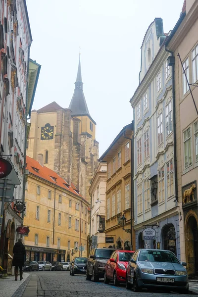 Straat in een oude stad van Praag — Stockfoto