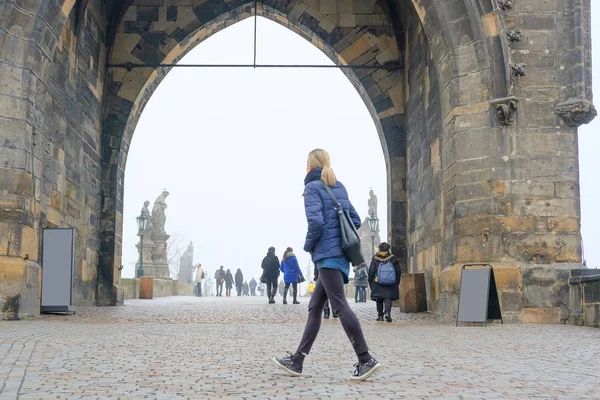 Skara människor på Karlsbron i Prag — Stockfoto