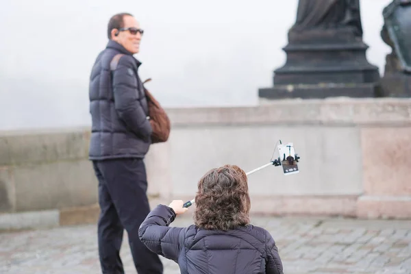 Turist gör foto på Karlsbron i Prag — Stockfoto