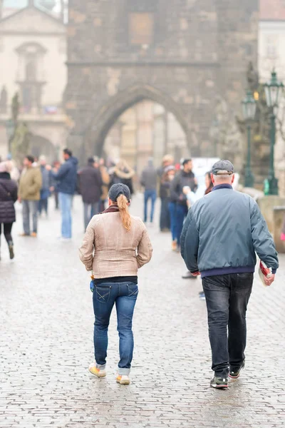 Prag'daki Charles Köprüsü üzerinde insan kalabalığı — Stok fotoğraf