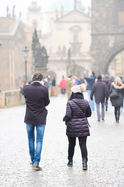 Prag'daki Charles Köprüsü üzerinde insan kalabalığı — Stok fotoğraf