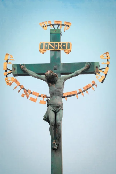 Crucifixion catholique sur le pont Charles à Prague — Photo