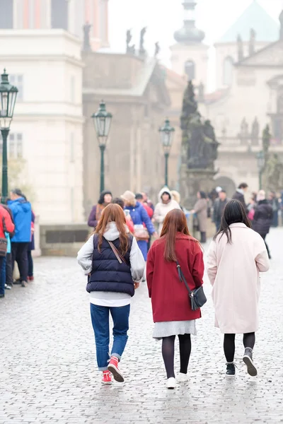 Prag'daki Charles Köprüsü üzerinde insan kalabalığı — Stok fotoğraf