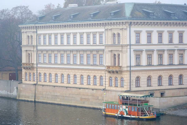 Nábřeží řeky Vltara v Praze — Stock fotografie