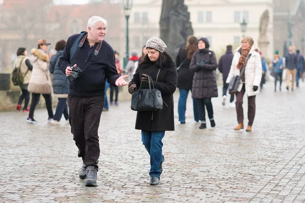 Dav lidí na Karlově mostě v Praze — Stock fotografie