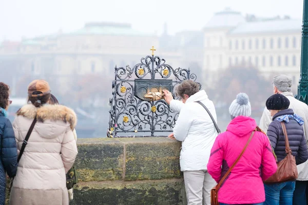 Torists near the bas-relief on The Charles Bridge in Prague — Stock Photo, Image