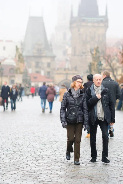 Dav lidí na Karlově mostě v Praze — Stock fotografie