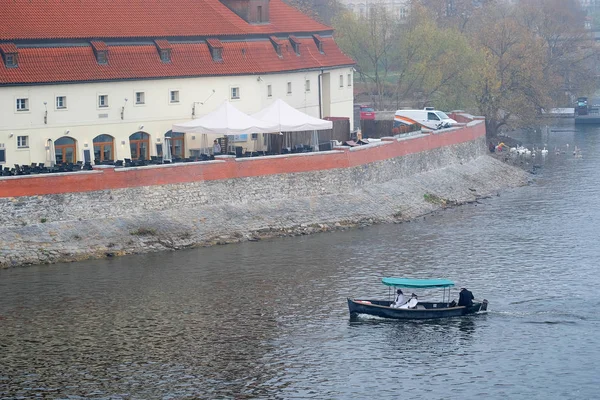 Лодка на реке Влтара в Праге — стоковое фото