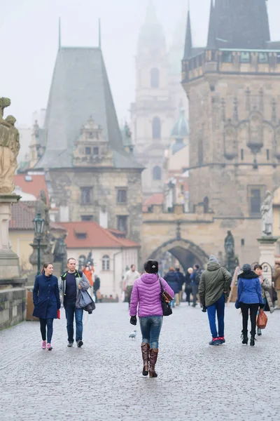 Dav lidí na Karlově mostě v Praze — Stock fotografie