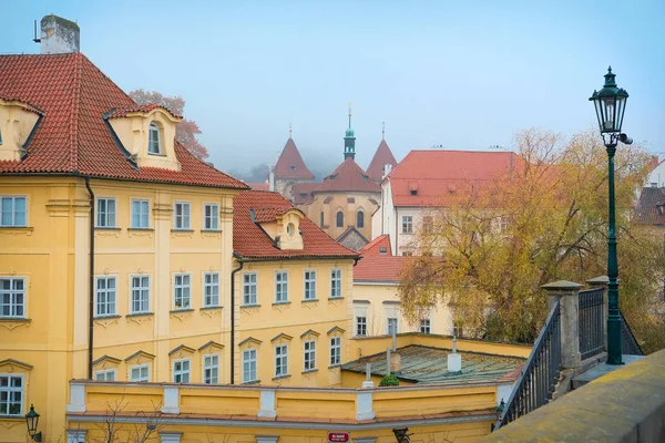 Straße im historischen Teil von Prag — Stockfoto