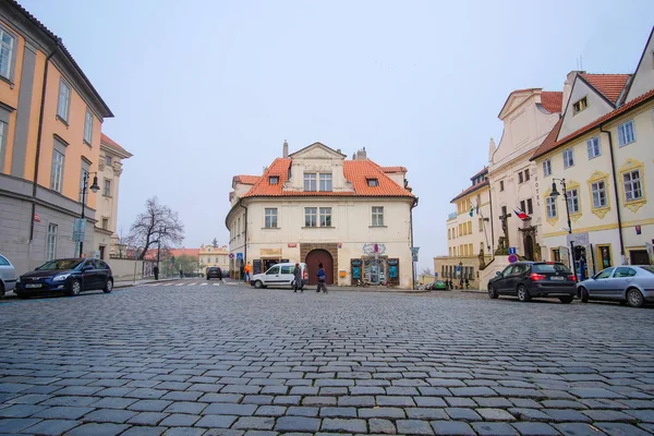 Parkoviště na ulici v historické části Prahy — Stock fotografie