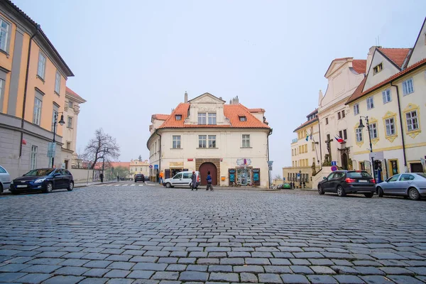 Prag tarihi kısmında bir sokakta araba park — Stok fotoğraf