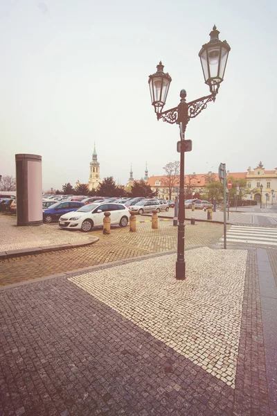 Aparcamiento de coches en una calle en la parte histórica de Praga —  Fotos de Stock