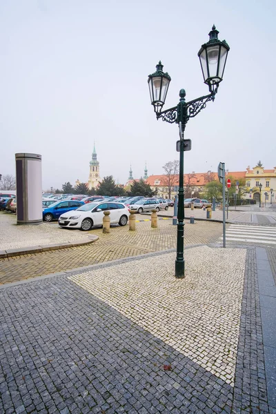 Parkowanie samochodu przy ulicy w zabytkowej części Pragi — Zdjęcie stockowe