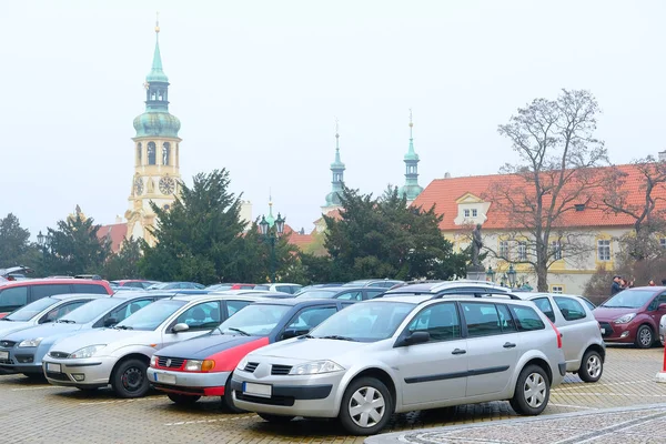 Parkowanie samochodu przy ulicy w zabytkowej części Pragi — Zdjęcie stockowe