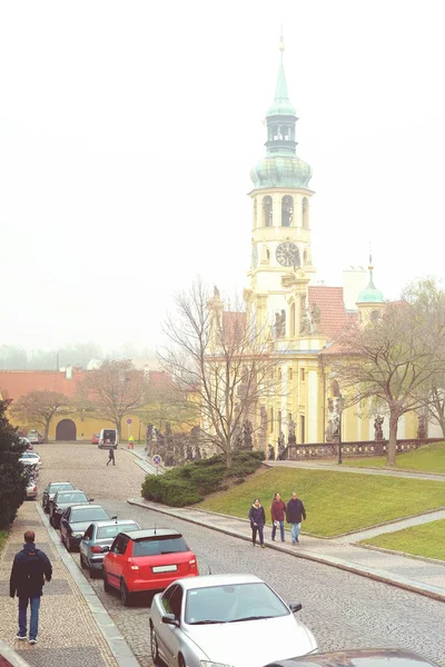 Parkoviště na ulici v historické části Prahy — Stock fotografie