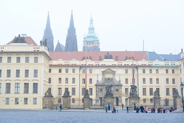 Groupe touristique près du château de Prague à Prague — Photo