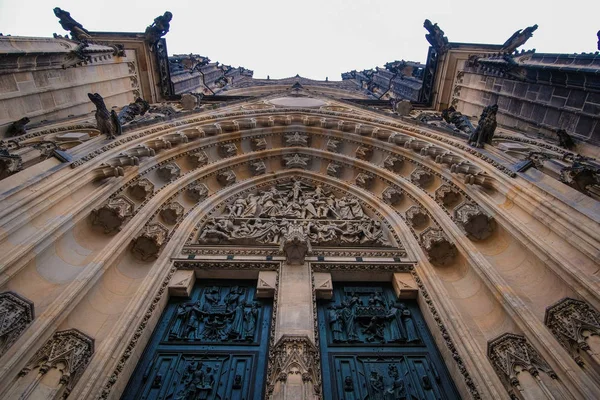 Elevação parcial da Catedral de São Vito no Castelo de Praga — Fotografia de Stock