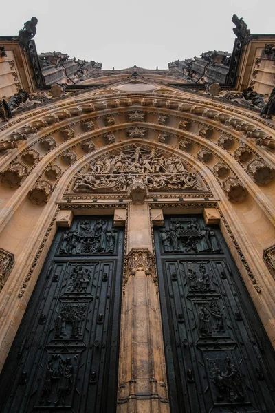 Gedeeltelijke verhoging van St. Vitus kathedraal in de burcht van Praag — Stockfoto
