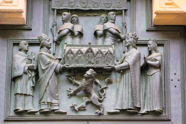 Fragment av en dörr Repoussé av St Vitus Cathedral i Prag borgen — Stockfoto
