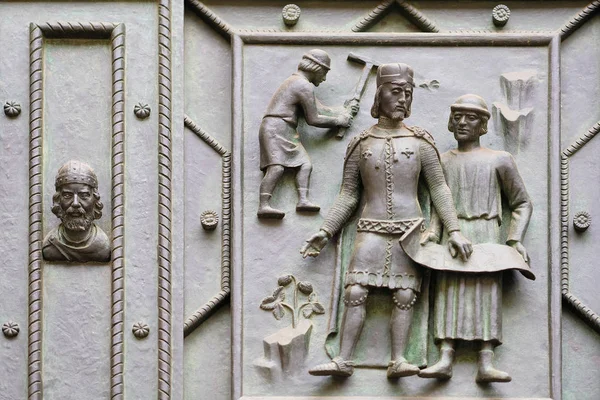 Fragment av en dörr Repoussé av St Vitus Cathedral i Prag borgen — Stockfoto