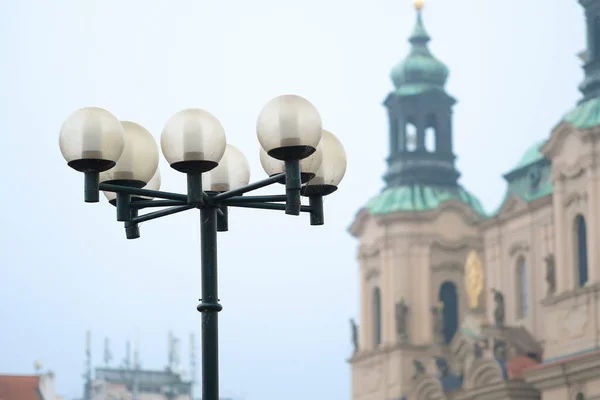 Iglesia de San Nicolás en la Plaza de la Ciudad Vieja de Praga — Foto de Stock