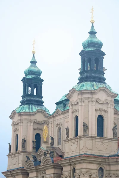 Iglesia de San Nicolás en la Plaza de la Ciudad Vieja de Praga —  Fotos de Stock