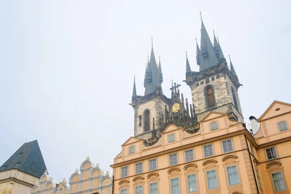 プラハの中心部、旧市街広場にティーンの前に聖母のゴシック教会 — ストック写真