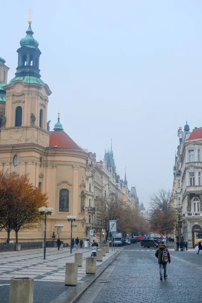 Eglise Saint-Nicolas sur la Place de la Vieille Ville à Prague — Photo