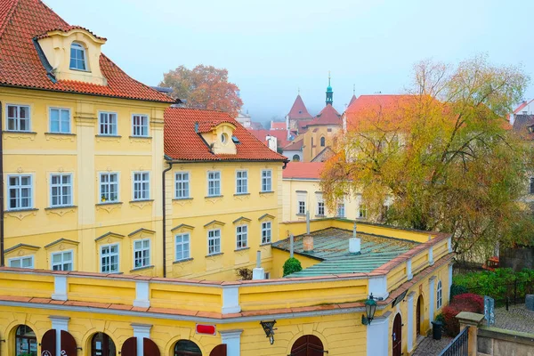 Straße im historischen Teil von Prag — Stockfoto