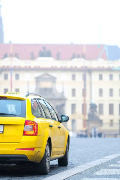 Prag 'ın bir merkezinde taksi — Stok fotoğraf