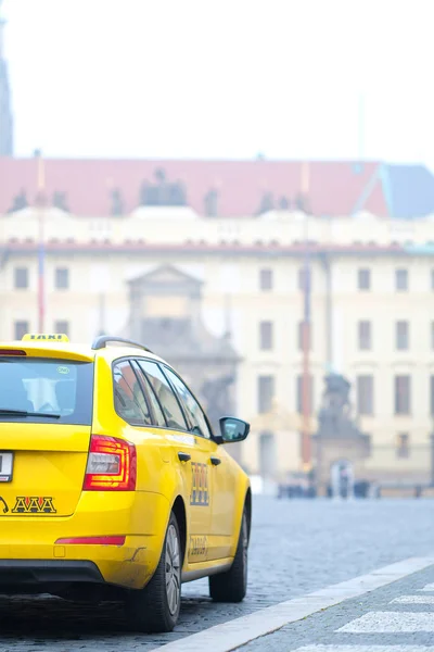 Taxi i ett centrum av Prag — Stockfoto