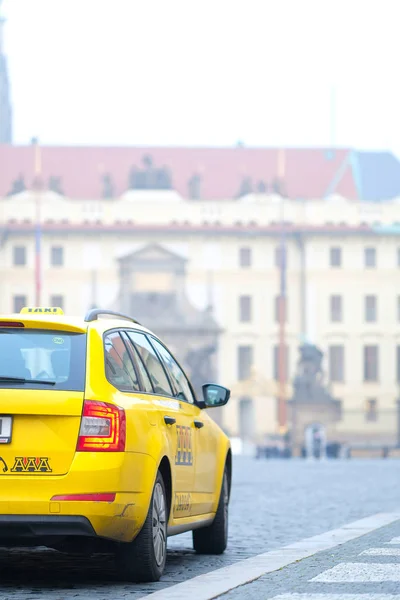 Prag 'ın bir merkezinde taksi — Stok fotoğraf