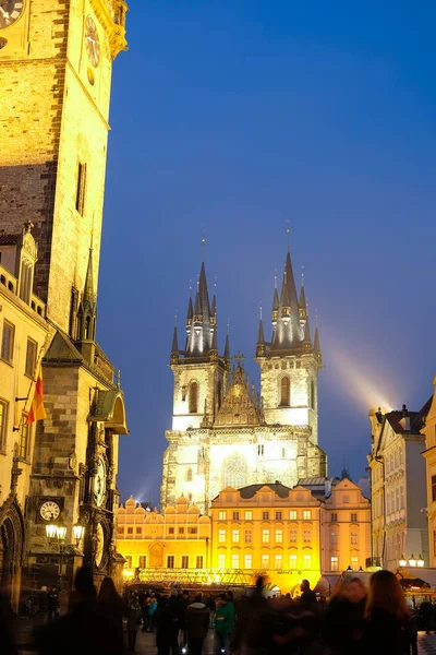 Gotische Frauenkirche vor dem Rathaus auf dem Altstadtplatz im Zentrum von Prag — Stockfoto