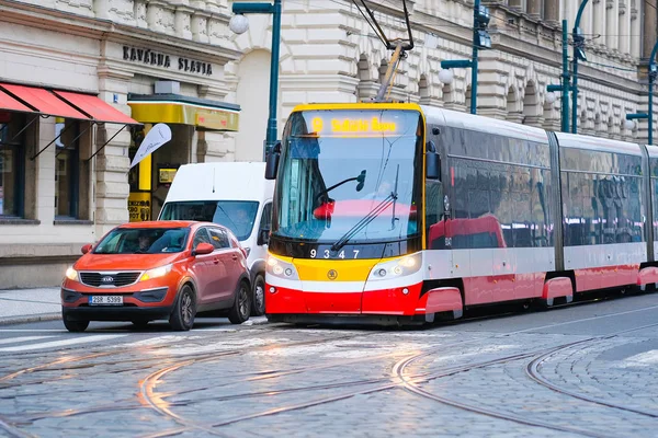 Трамвайная остановка в Праге — стоковое фото
