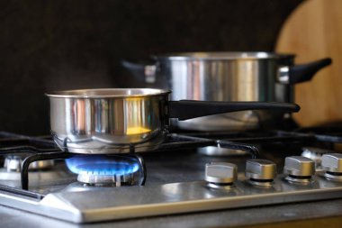 tencere bir soba üzerinde duruyor