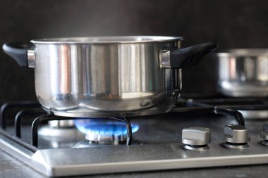 tencere bir soba üzerinde duruyor