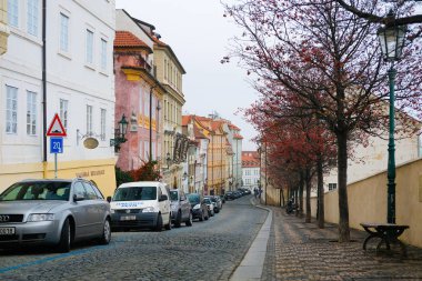 Prag eski kentinde bir sokakta araba park