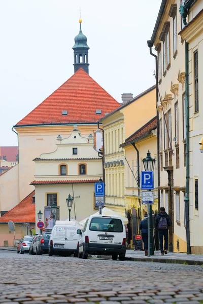 Parcheggio auto su una strada in un centro storico di Praga — Foto Stock