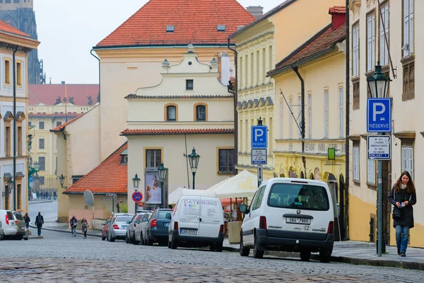 Parkowanie samochodów na ulicy na starym mieście w Pradze — Zdjęcie stockowe